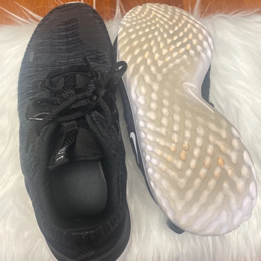 Black nike lightweight “renew”sneakers size 8.5 - Image 4