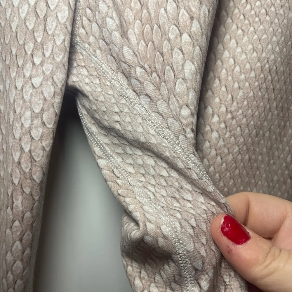 EUC Women’s Varley Leggings in Light Pink/ Snake Skin Print Size Small - Image 3