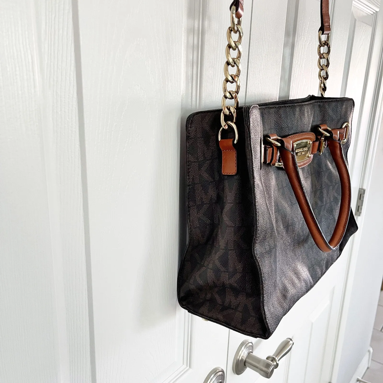 Michael Kors  Hamilton Large East West Monogram Shoulder Tote - Image 5