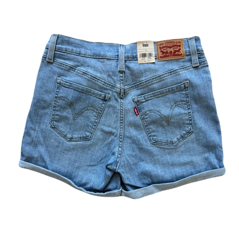 NWT Women's Levi's Mid Length Classic Blue Jean Shorts with Frayed Hem Size 28 - Image 5