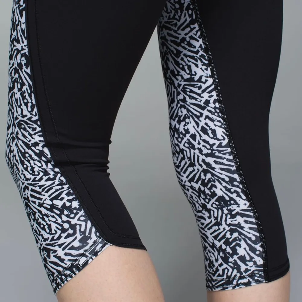 LULULEMON Run: Top Speed Crop Mini Brushed Animal Black & White Crop Pant Size 6 - Image 5