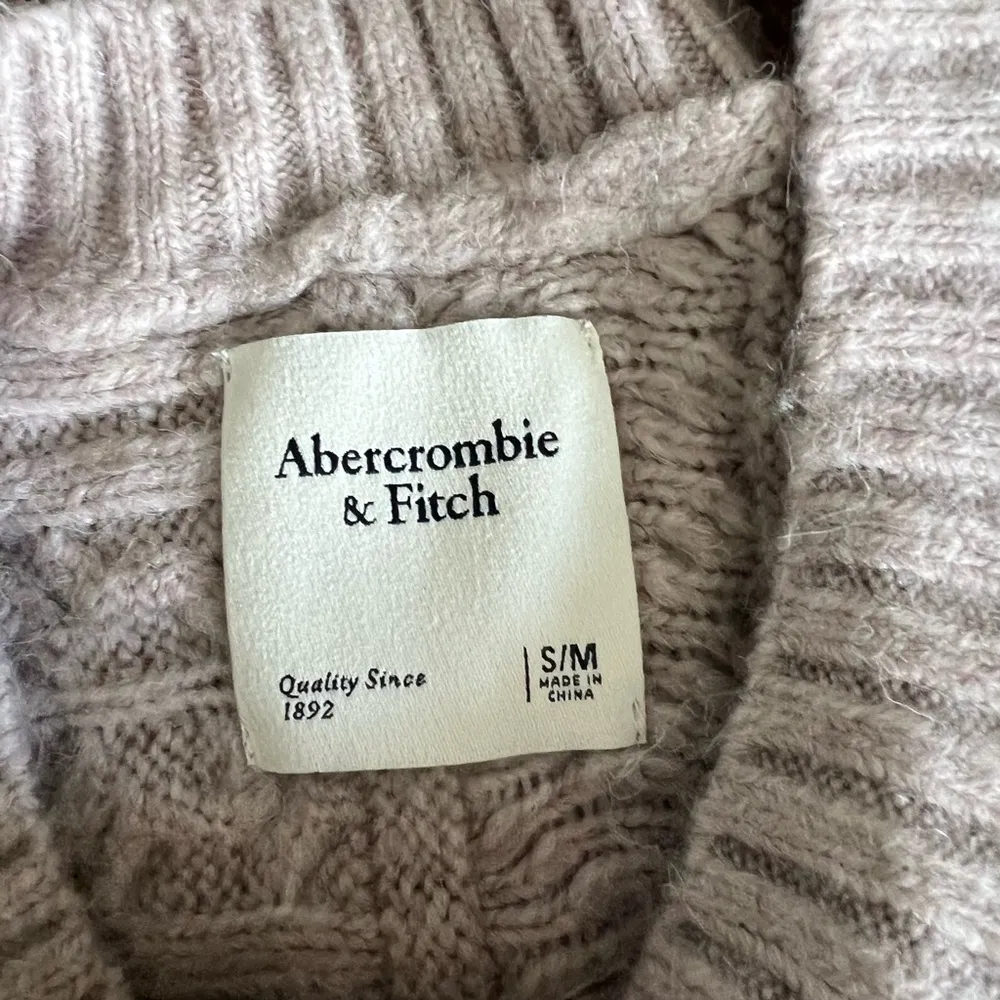 Abercrombie & fitch taupe pullover cable knit sweater - Image 4