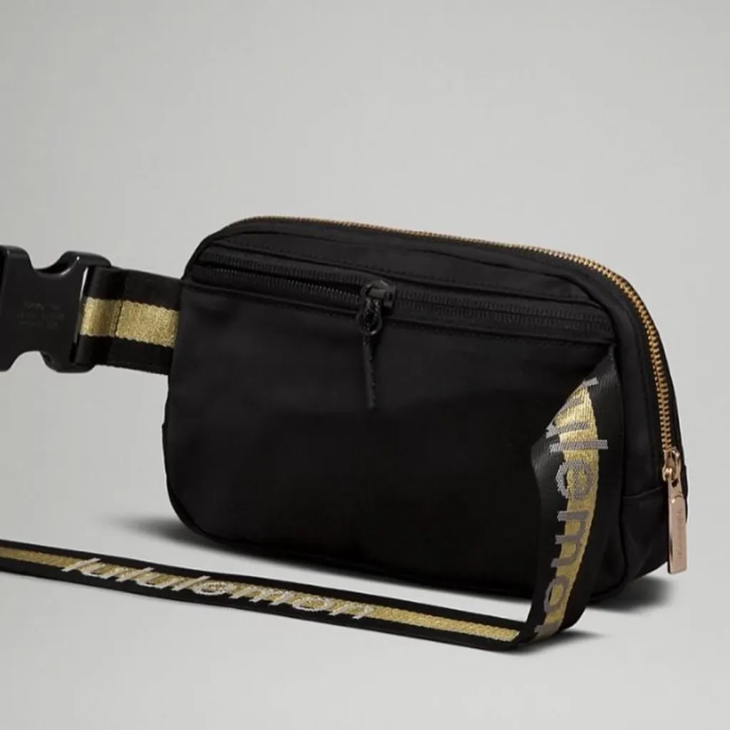 Lululemon UNISEX Everywhere Belt Bag 1L *Wordmark Colour Black/Gold/White Opal - Image 7
