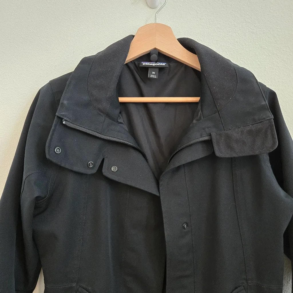 Patagonia Black Parka jacket size xs missing hoodie - Image 3