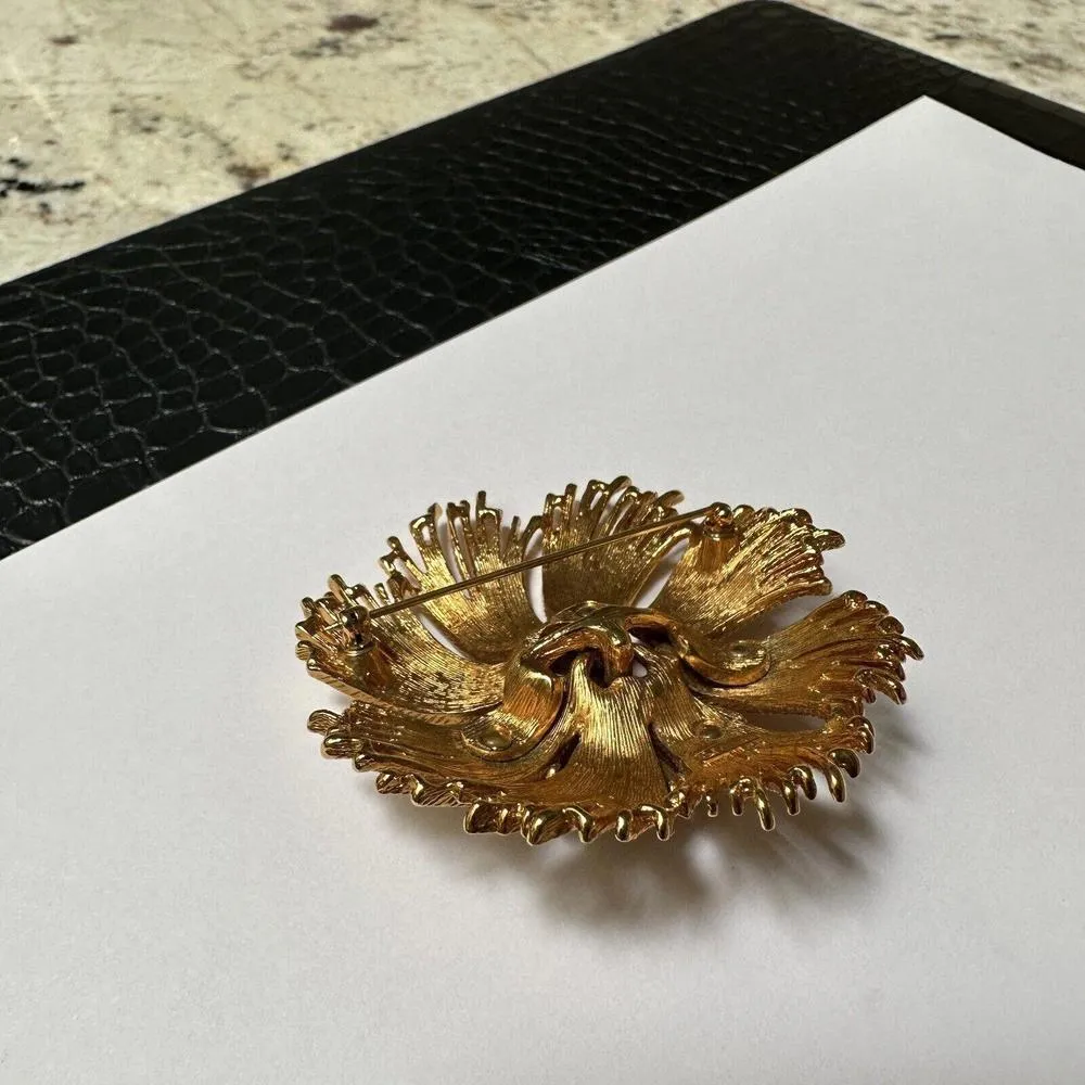 Beautiful Large Signed Monet Gold Tone Brooch Pin Fringed Textured Style - Image 8