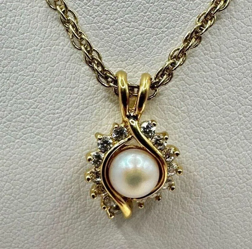 Gold tone faux pearl and rhinestone pendant necklace - Image 8