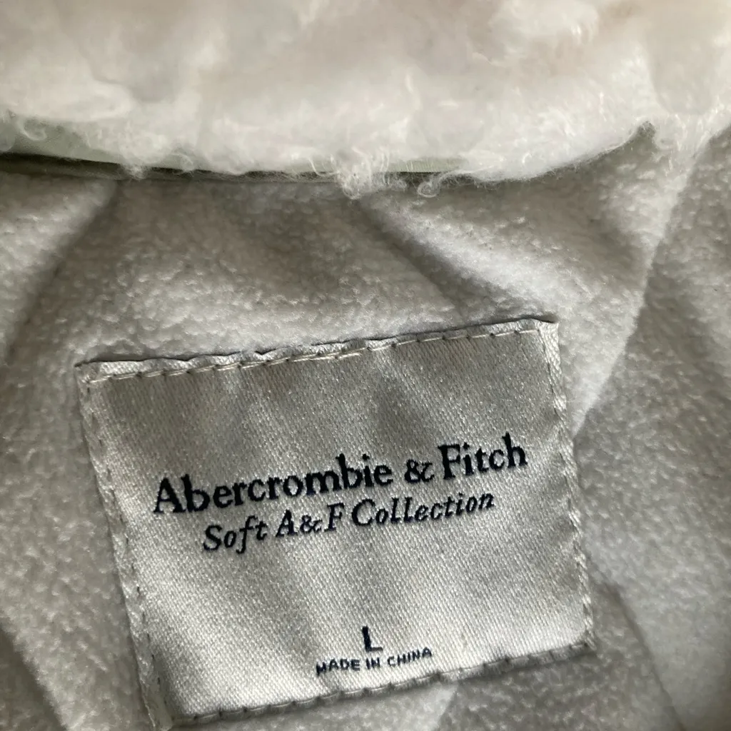 Abercrombie & Fitch Quilted Sherpa Vest – Soft Collection Size L - Image 3