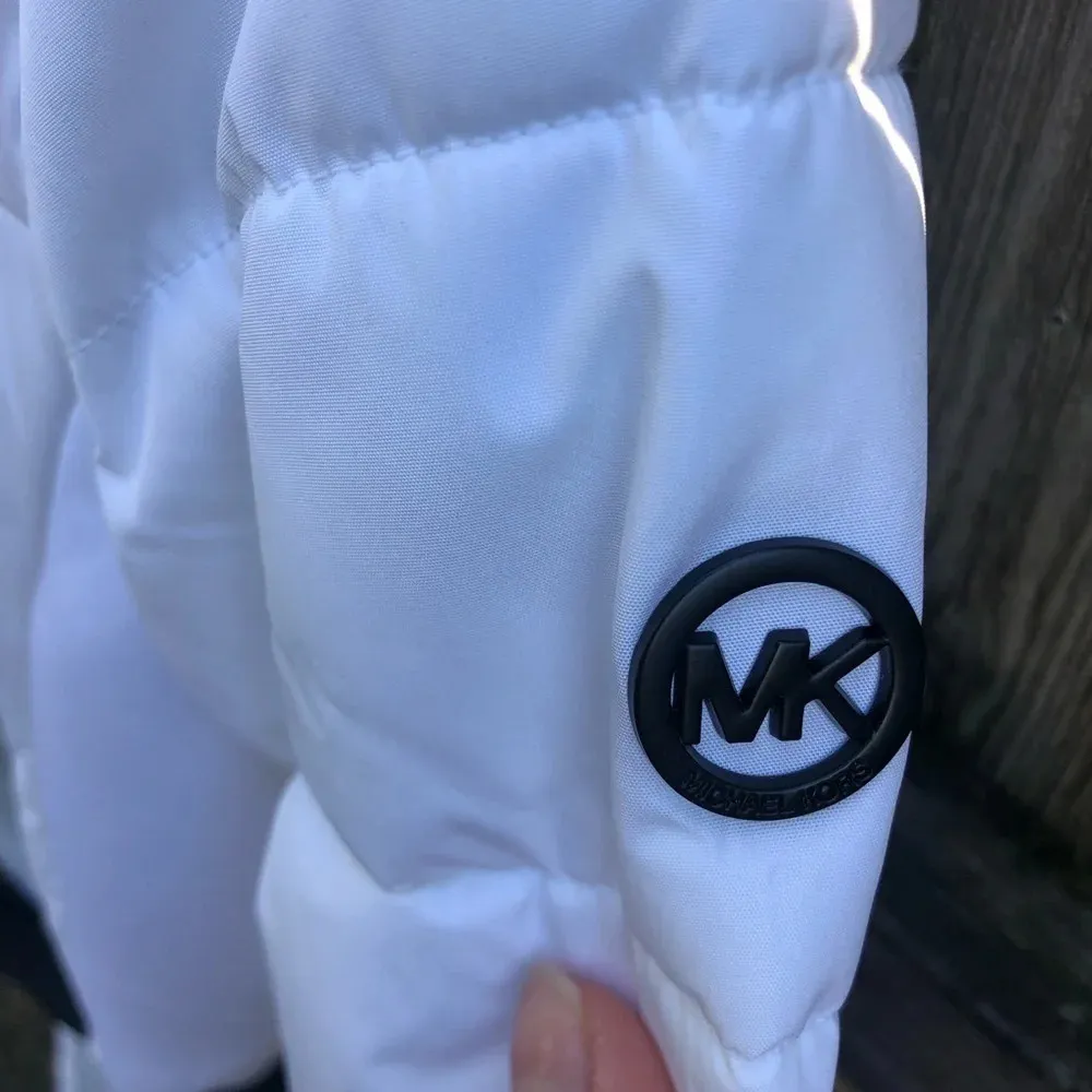 MICHAEL KORS WHITE BELTED PUFFER JACKET - Image 4