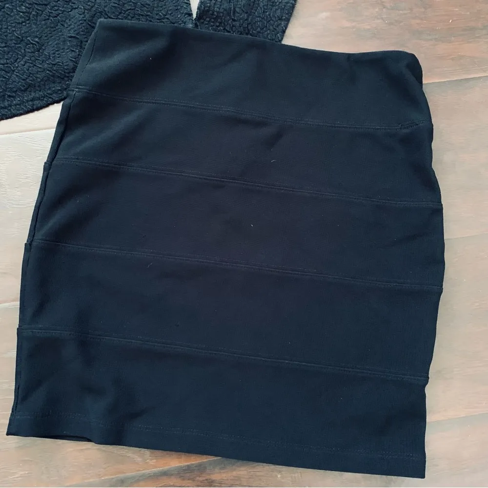 Forever 21 Black Super Stretchy Ribbed Mini Pencil Skirt | Size: M - Image 2