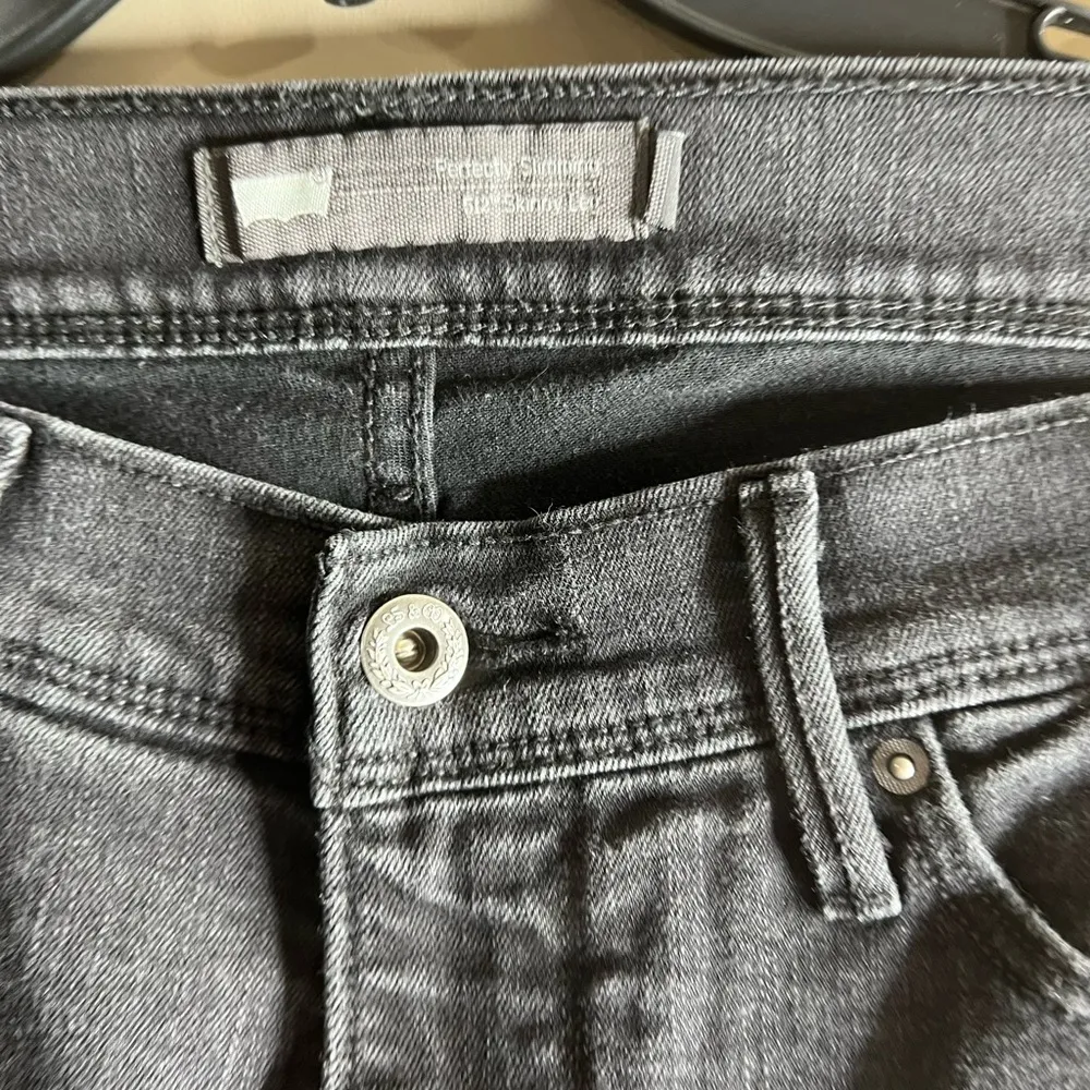 Levi’s 512 perfectly slimming skinny leg jeans size 8 - Image 9