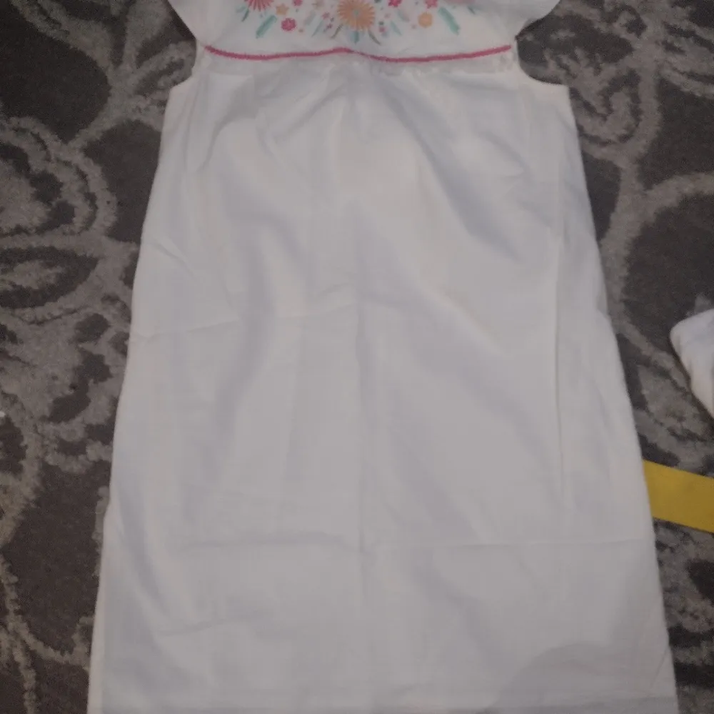 Southern Tide classic white dress with embroidered flowers - Image 2