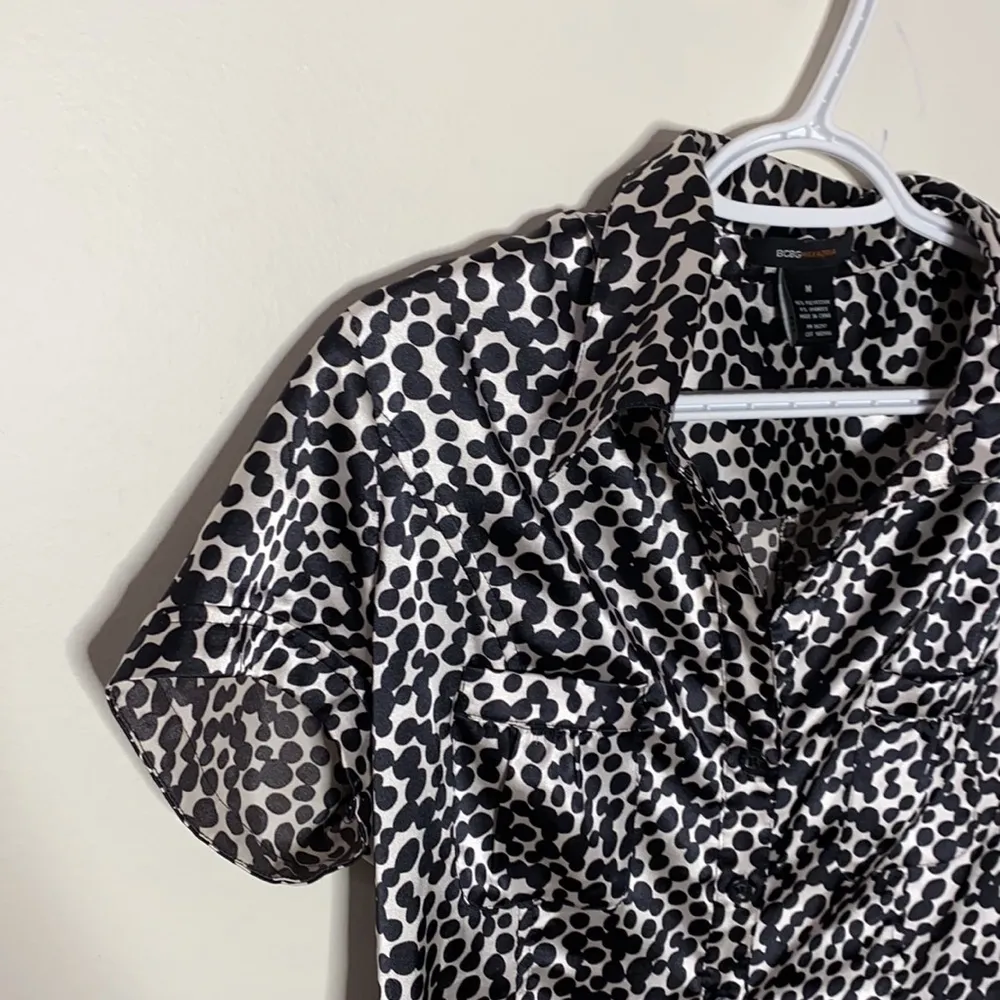 BCBGMaxAzria polka dot satin short sleeve blouse size M - Image 4