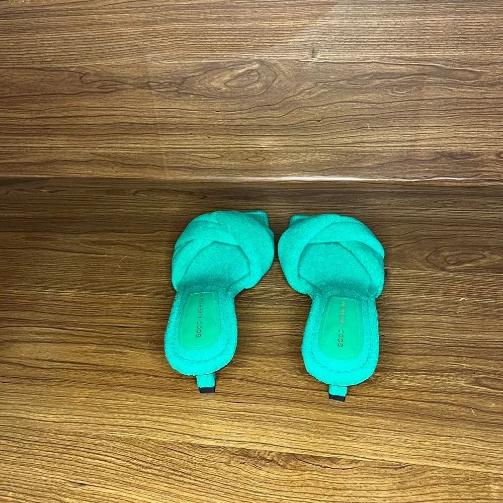 Good American Green Kitten Heel
Women’s 8

Kickstand Mule High Terry Cloth - Image 3