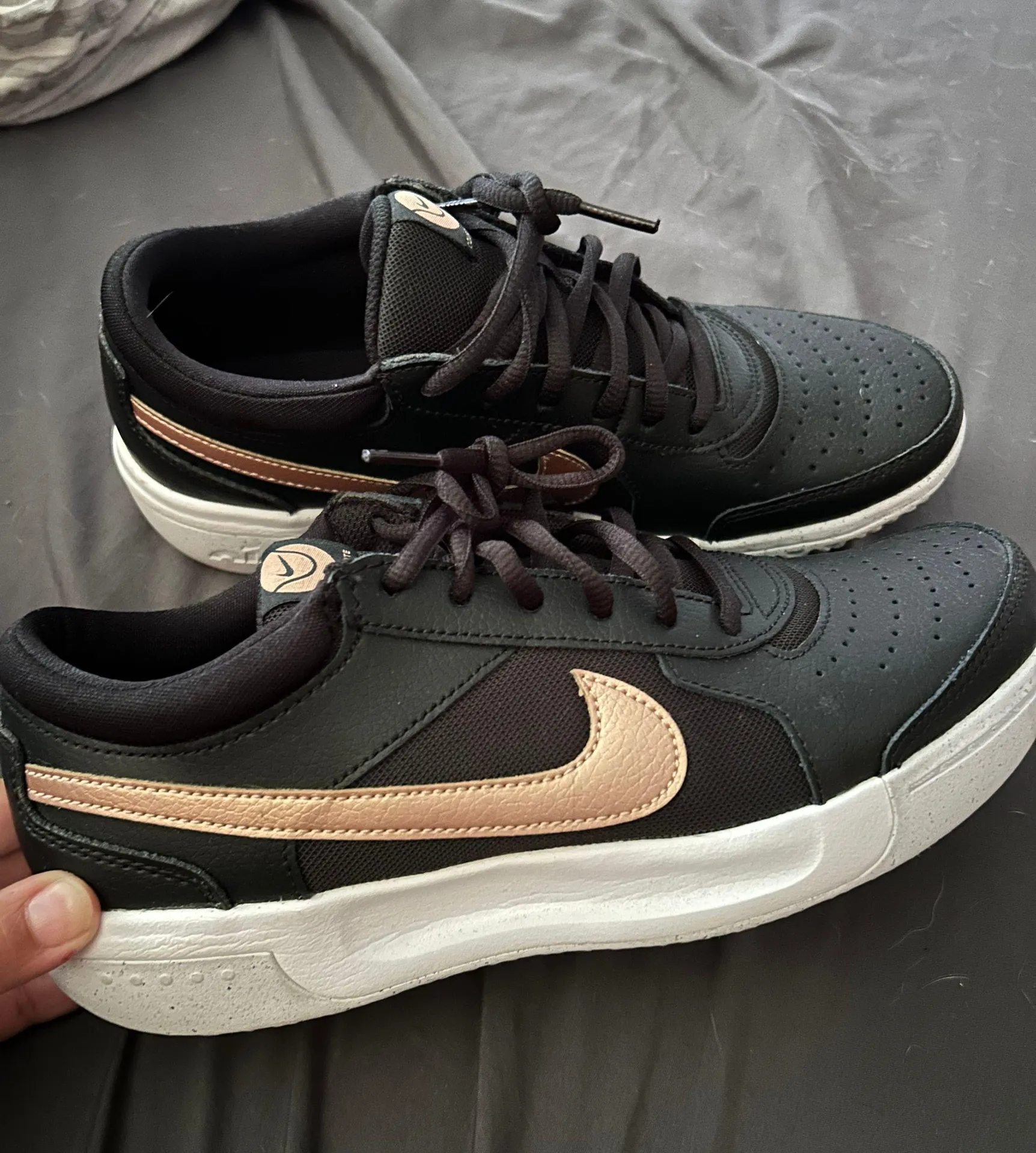 Black And Gold  Tennis Shoes Size 8. - Image 5