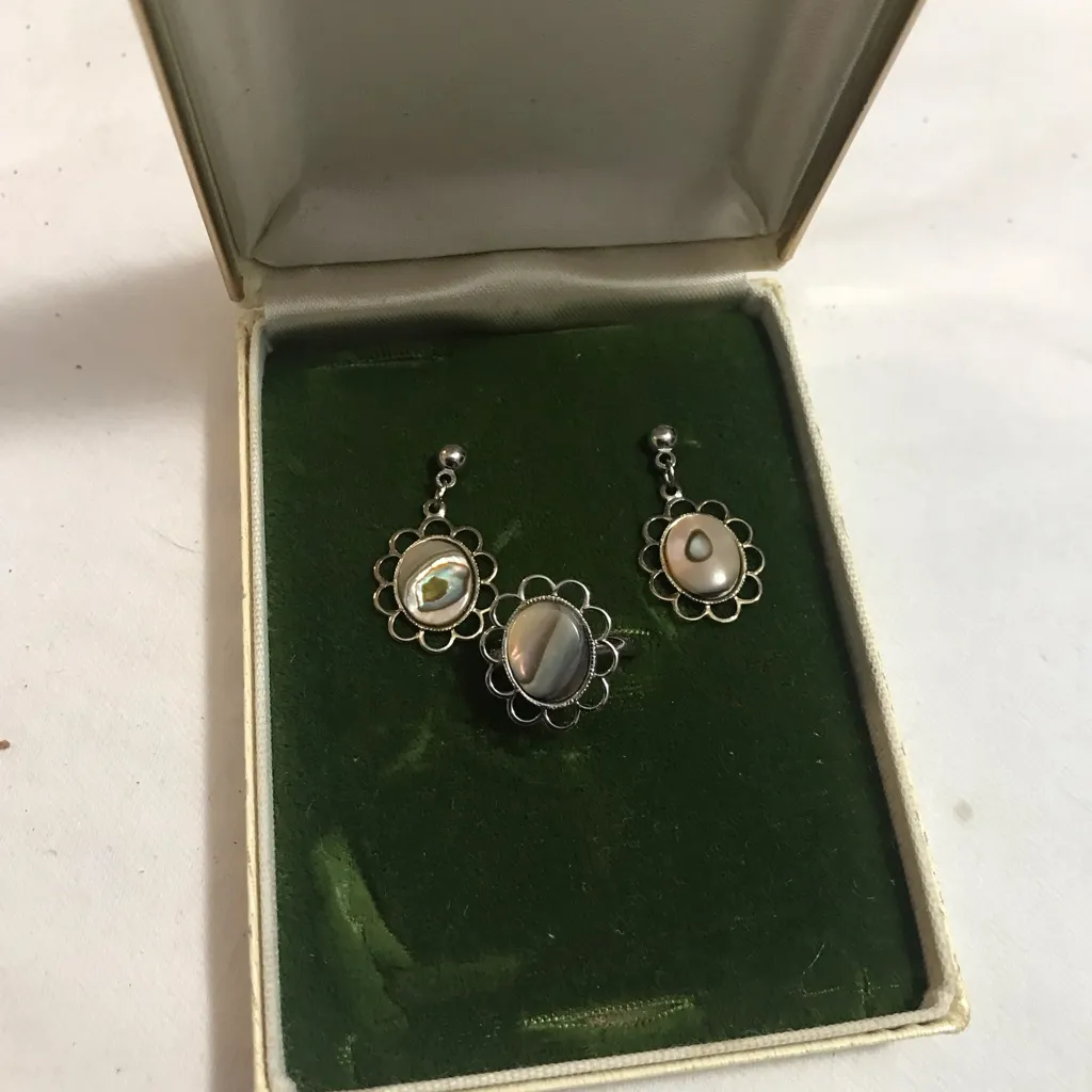 Krememtz Abalone Inlay Flower Ring and Earring Jewelry Set Silver Tone Size 4 - Image 2
