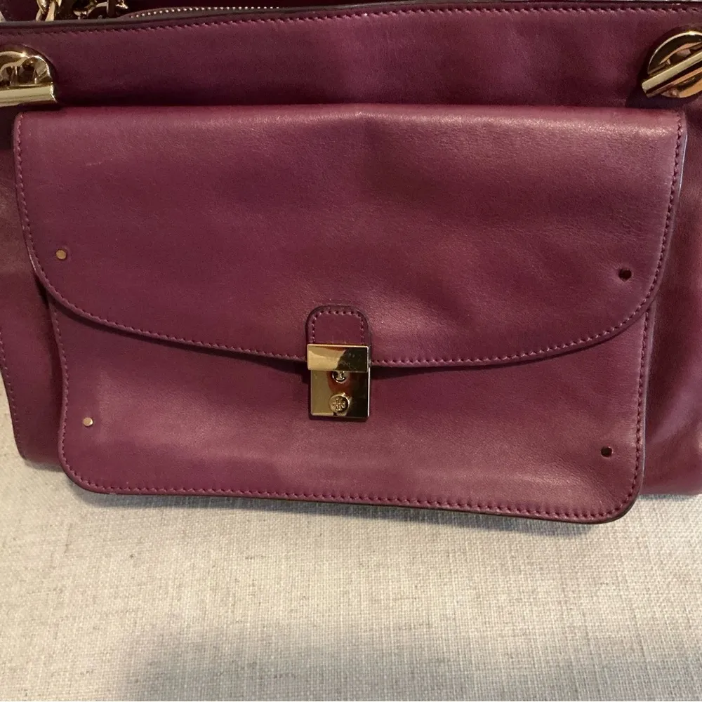 Tory Burch Priscilla gold chain plum leather shoulder bag handbag push lock - Image 6
