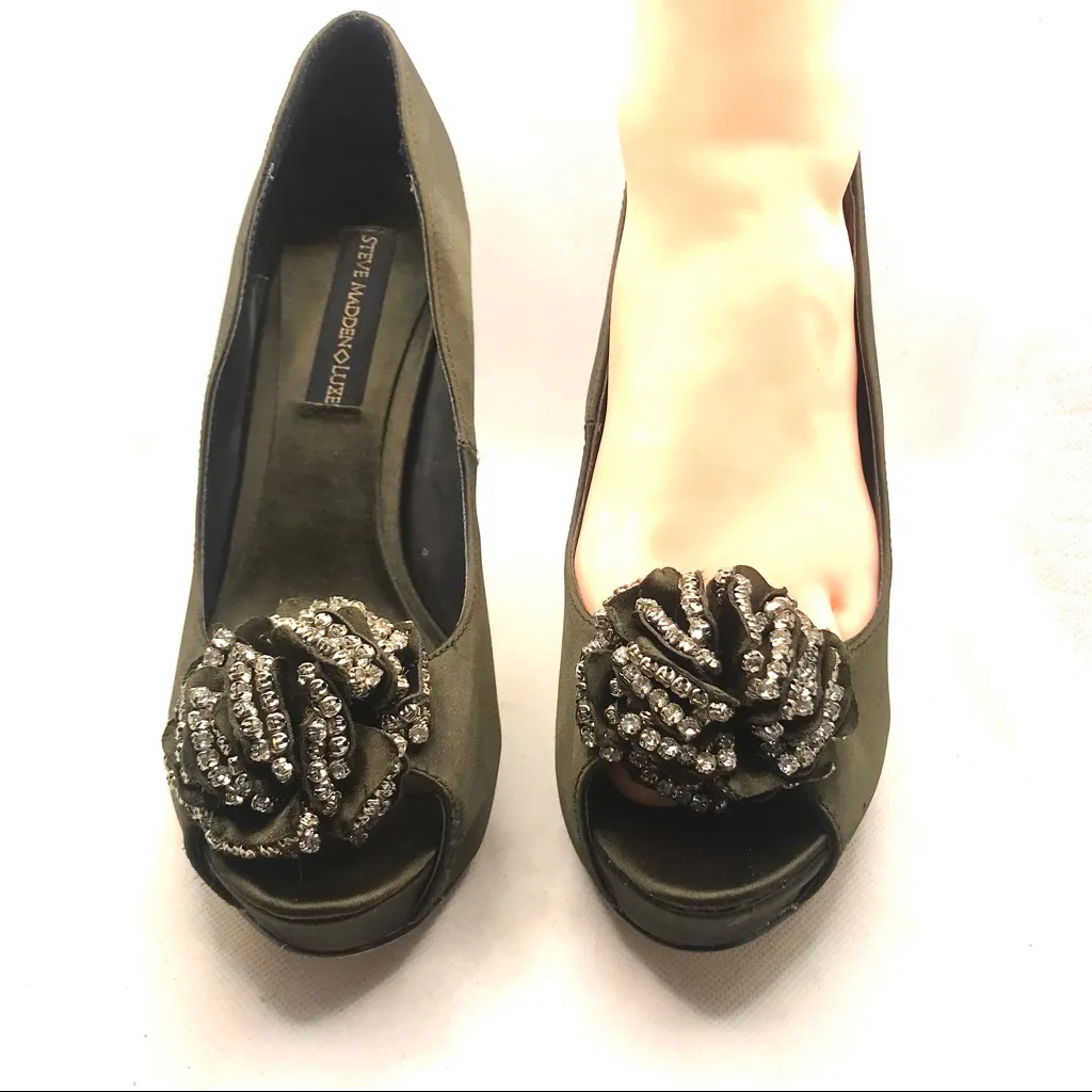 STEVE MADDEN LUXE "CROWN" OLIVE GREEN SATIN ROSETTE PLATFORM PUMPS (7.5M) - Image 6