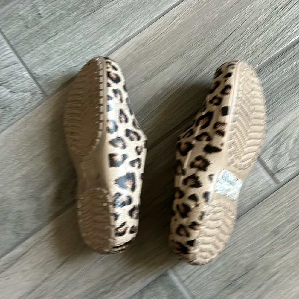 Leopard dual comfort crocs - Image 6