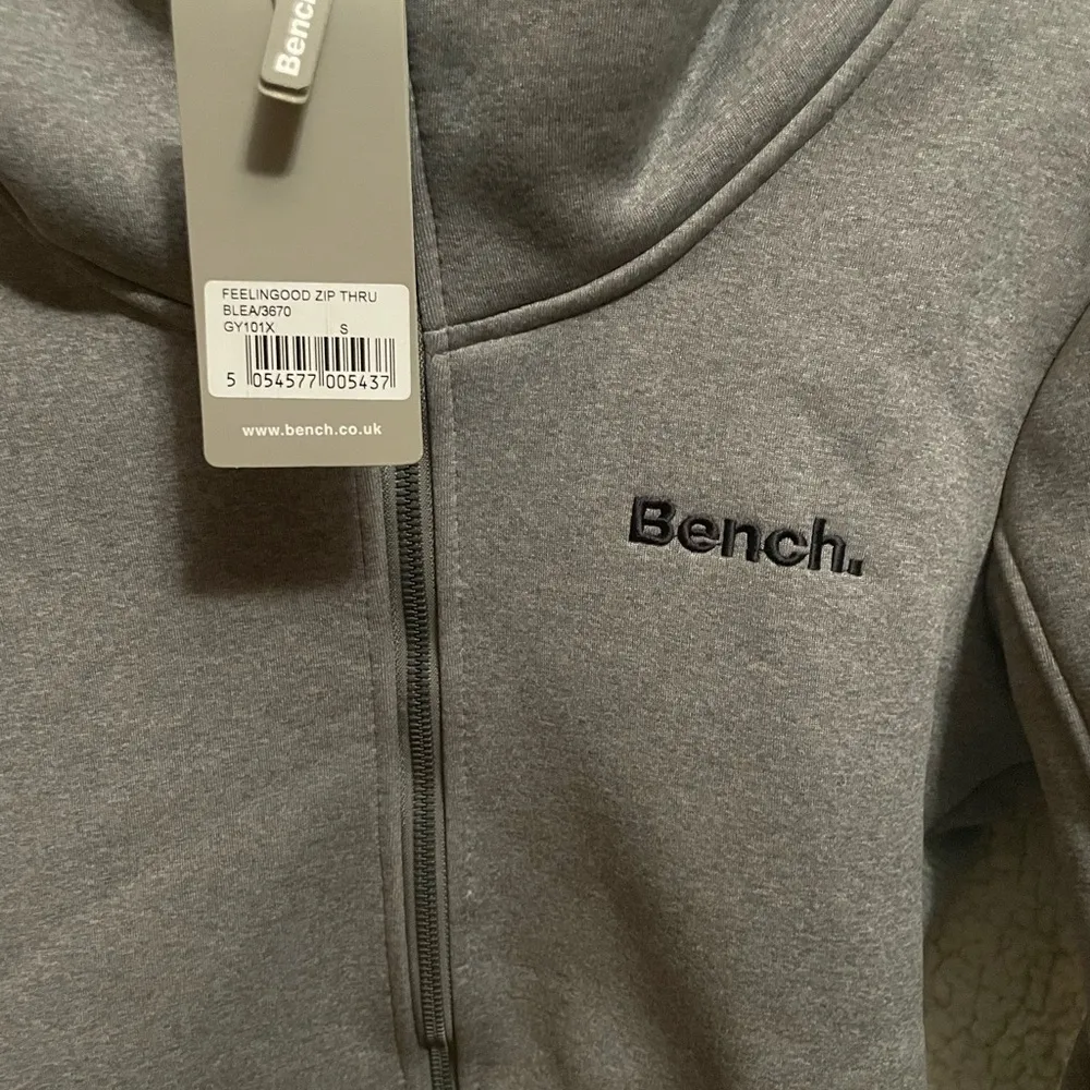 23BW.- Bench Women Feelingoog Zip Thru. Size Small. - Image 5