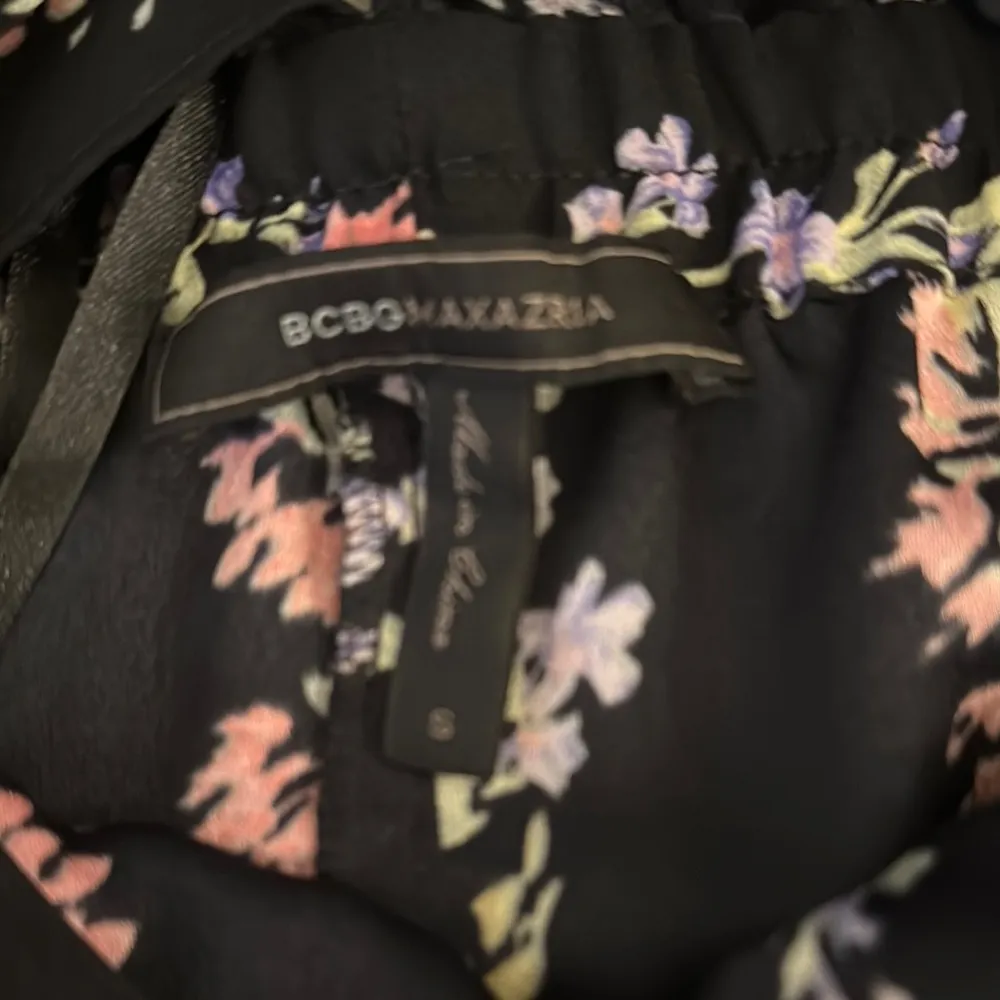 BCBGMaxAzria Black and Pink Pleated V-Neck Open Back Romper - Image 2