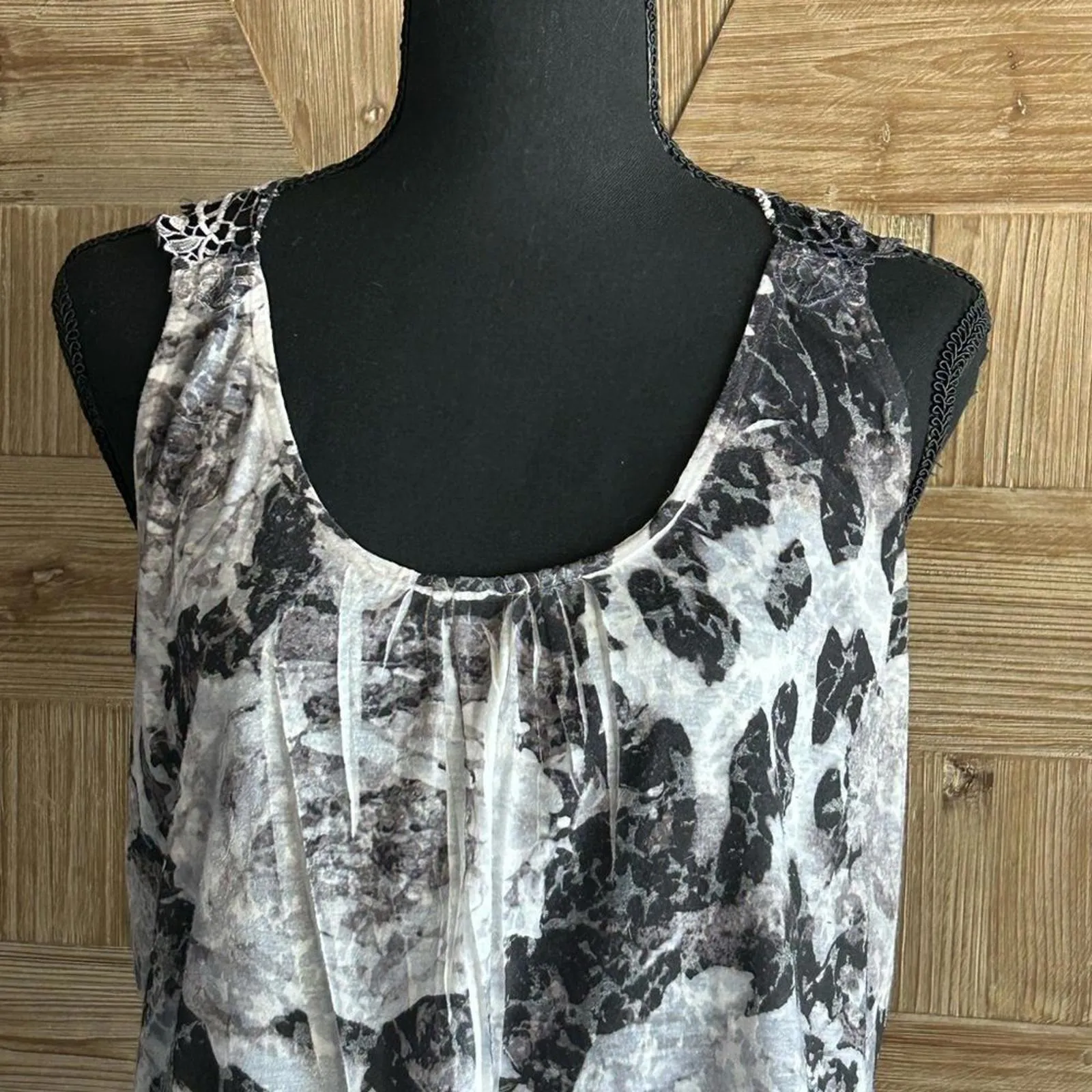 One World Womens Black & White Crochet Sleeveless Tank Top Medium - Image 2