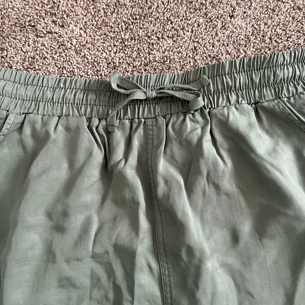 Universal Thread High Waist Green Shorts Relaxed Fit - Image 3