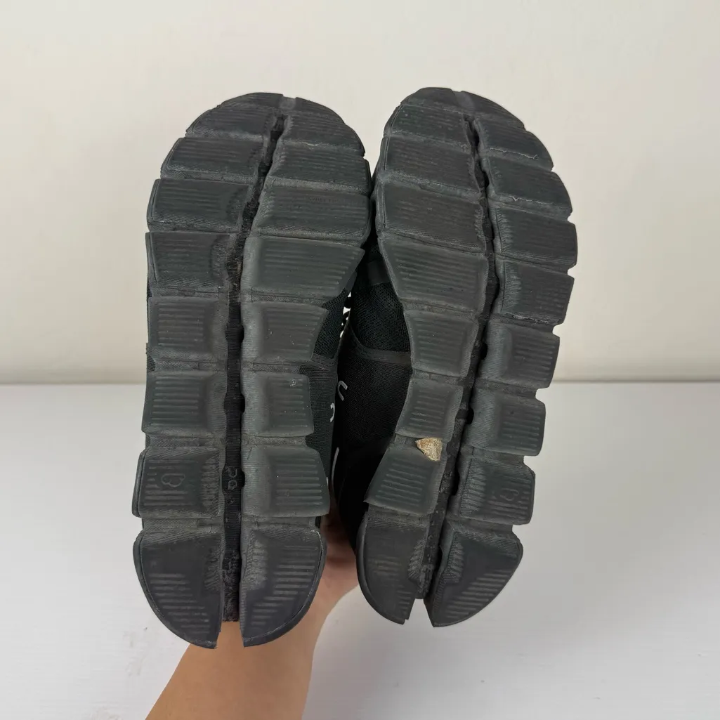 On Cloud Waterproof Running Shoes in Black Size 6 - Image 8