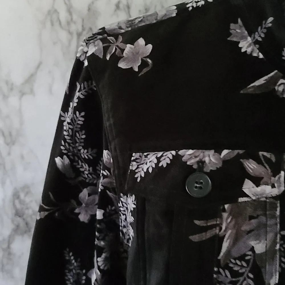 Covington velvet blazer size large - Image 2