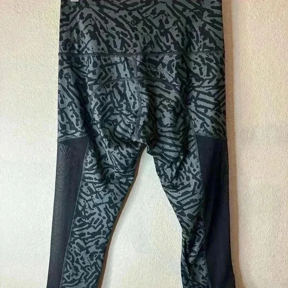Lululemon Hot To Street Crop Biggie Brushed Animal Coal Black/Black sz 6 - Image 4