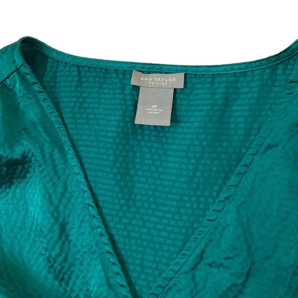 Ann Taylor Women’s Size 0 Petite Blue Top Shirt V Neck #11•4 - Image 6