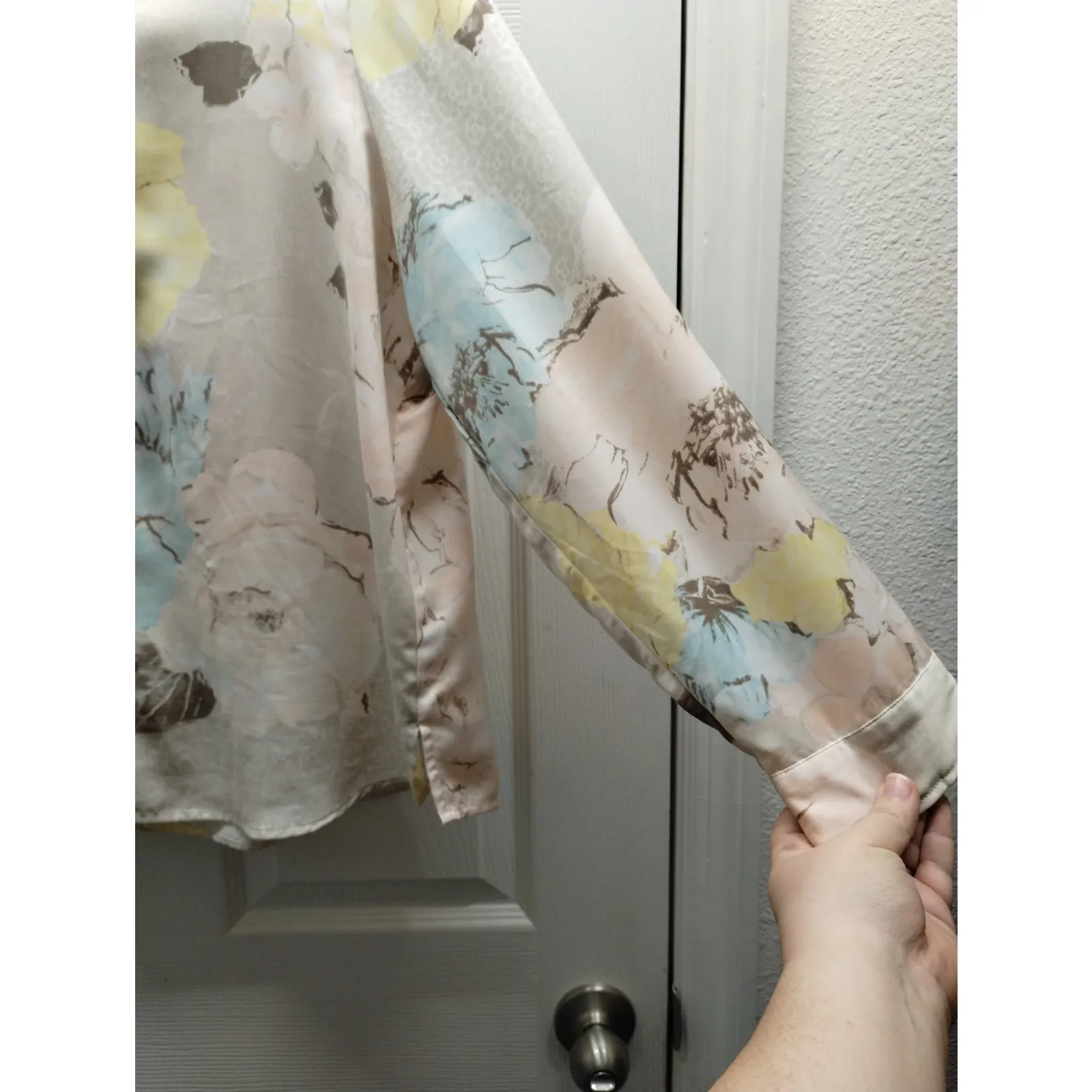 Chico's Size XL (3) Beige & Pastels Floral Long Sleeve Button Up Shirt - Image 4