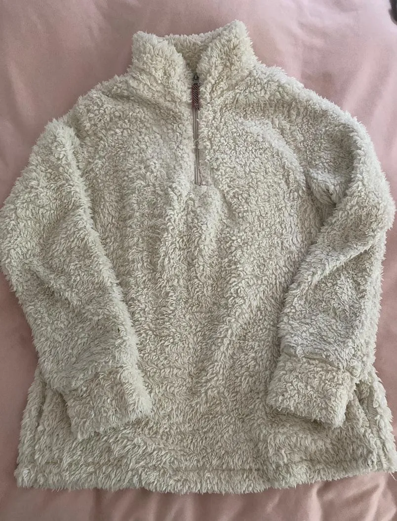 White fuzzy pullover Size M - Image 3