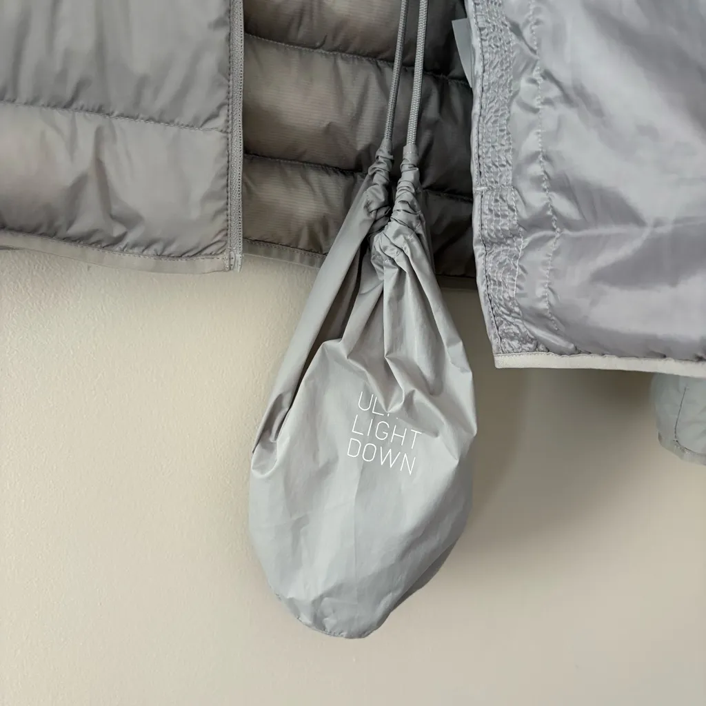Uniqlo Women’s Ultra Light Down Jacket Puffer with Packable Bag Light Gray Sz M - Image 10