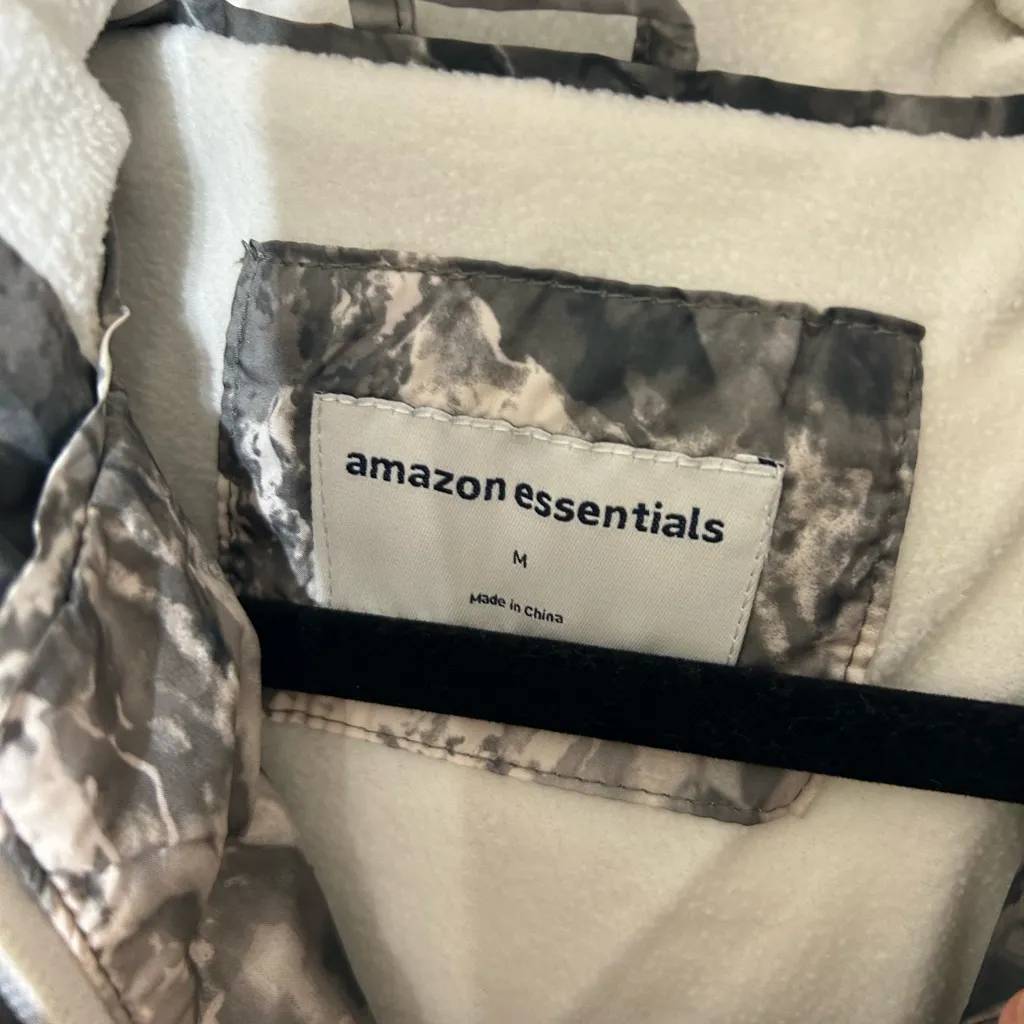 Amazon Essentials Marbled Puffer Jacket Size Medium Zipper & Buttons With Hood Black - Image 5