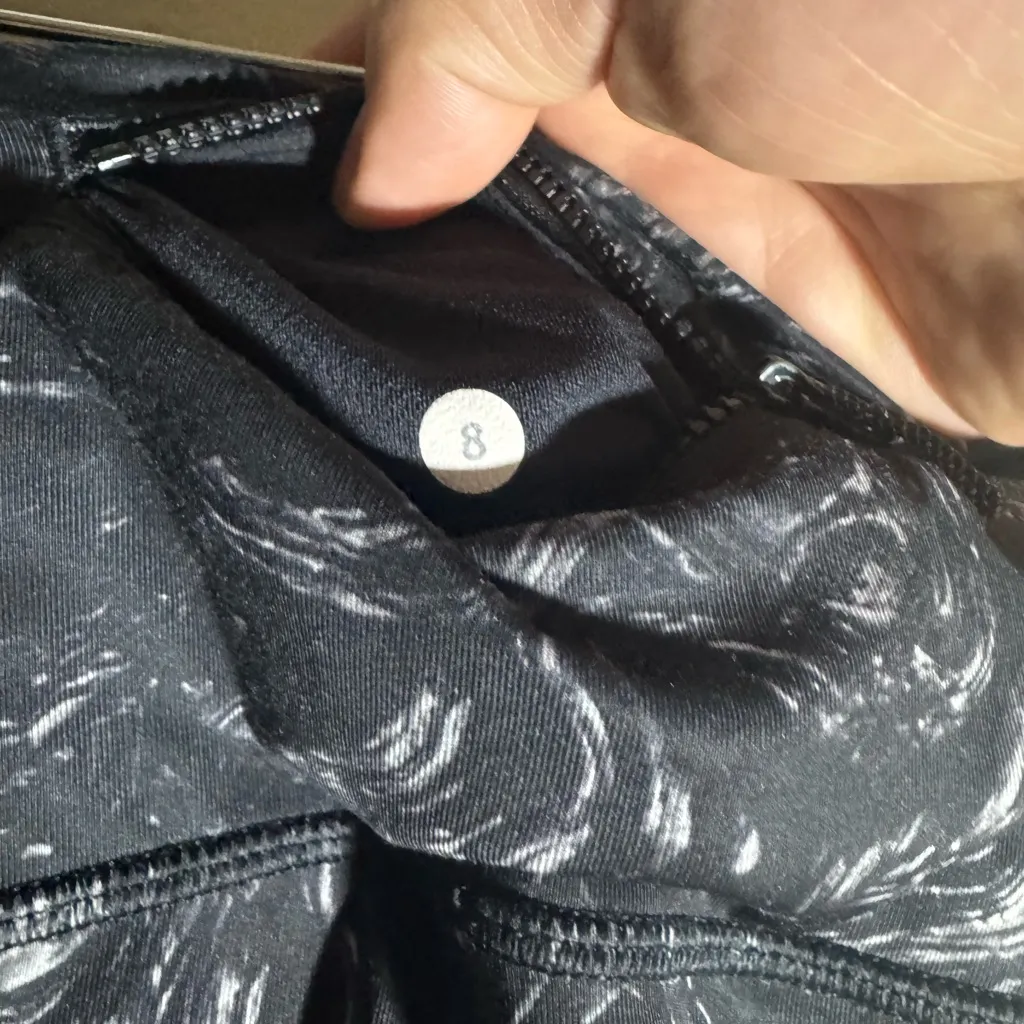 Lululemon Gray Patterned Leggings Sz 8 - Image 5