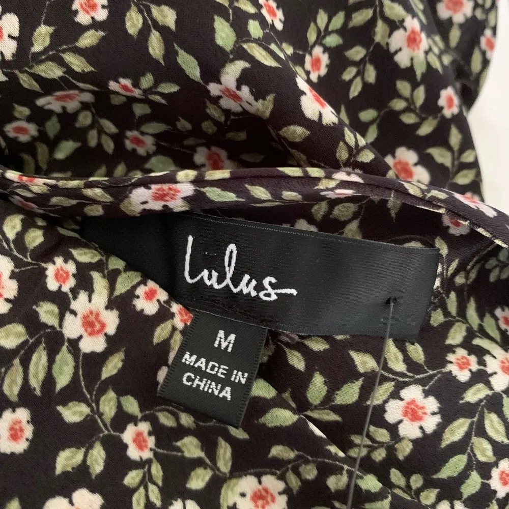 Lulu's Floral Tie Back Long Sleeve Crop Top Size Medium Black - Image 2