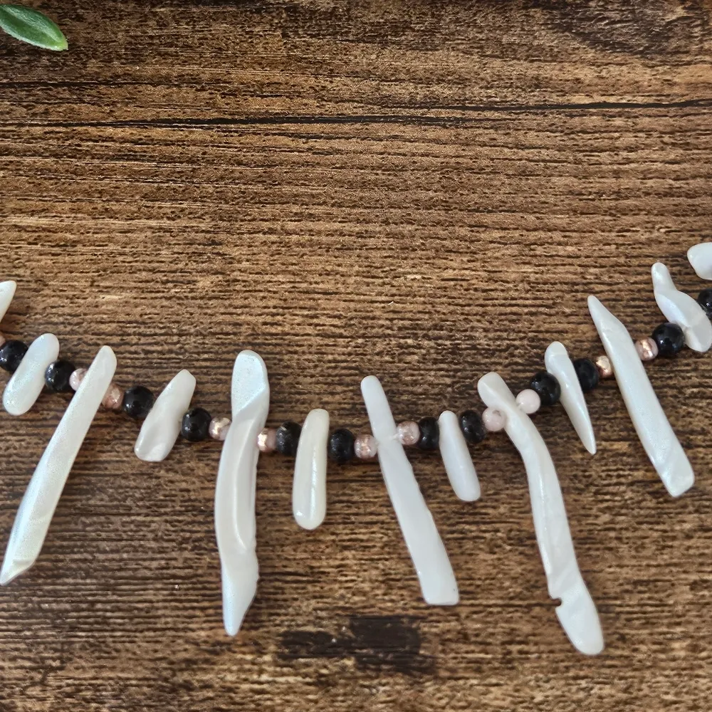 🐚 Vintage Boho Beachy Shell/Tribal Style Black & White Necklace - Image 3
