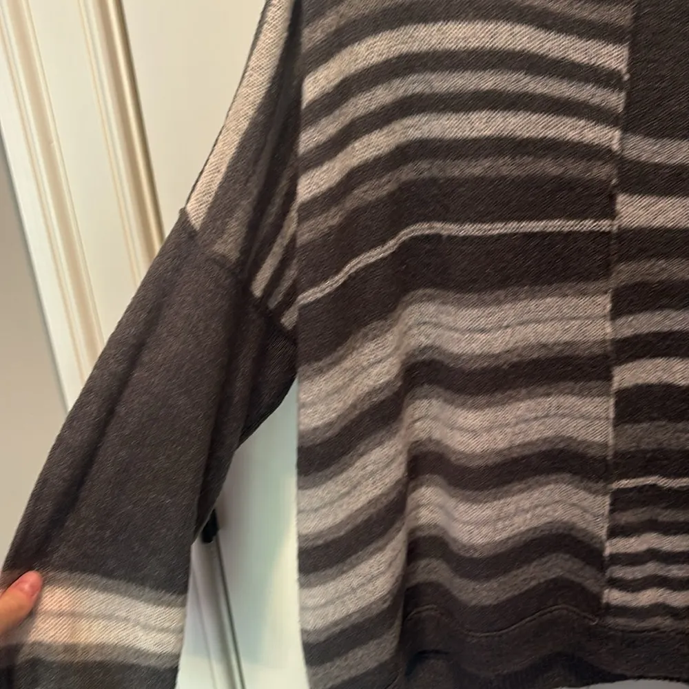 DKNY sweater - Image 3