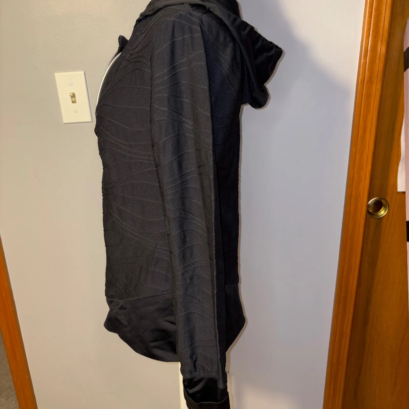 Title Nine Black Textured Ruched Quarter Zip Hoodie Jacket Thumbholes M - Image 4