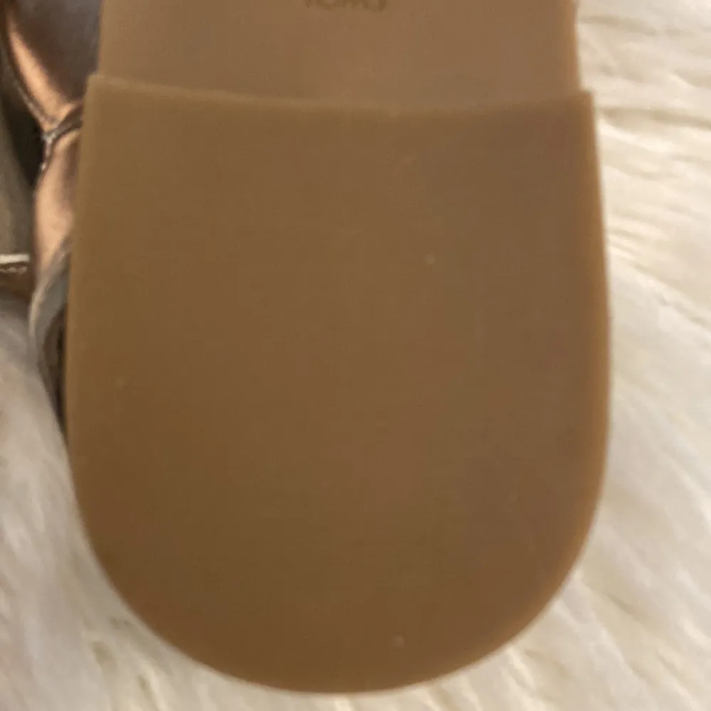 TOMS SANDALS SIZE 10 GOLD COLOR BNWOT LEATHER UPPER - Image 6