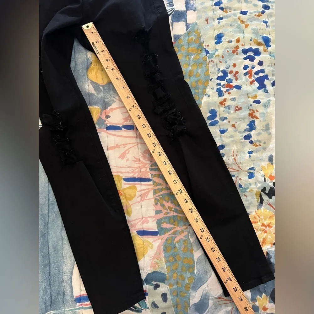 FRAME 26 Le Skinny de Jeanne Ripped Jeans in Film Noir Black - Image 8