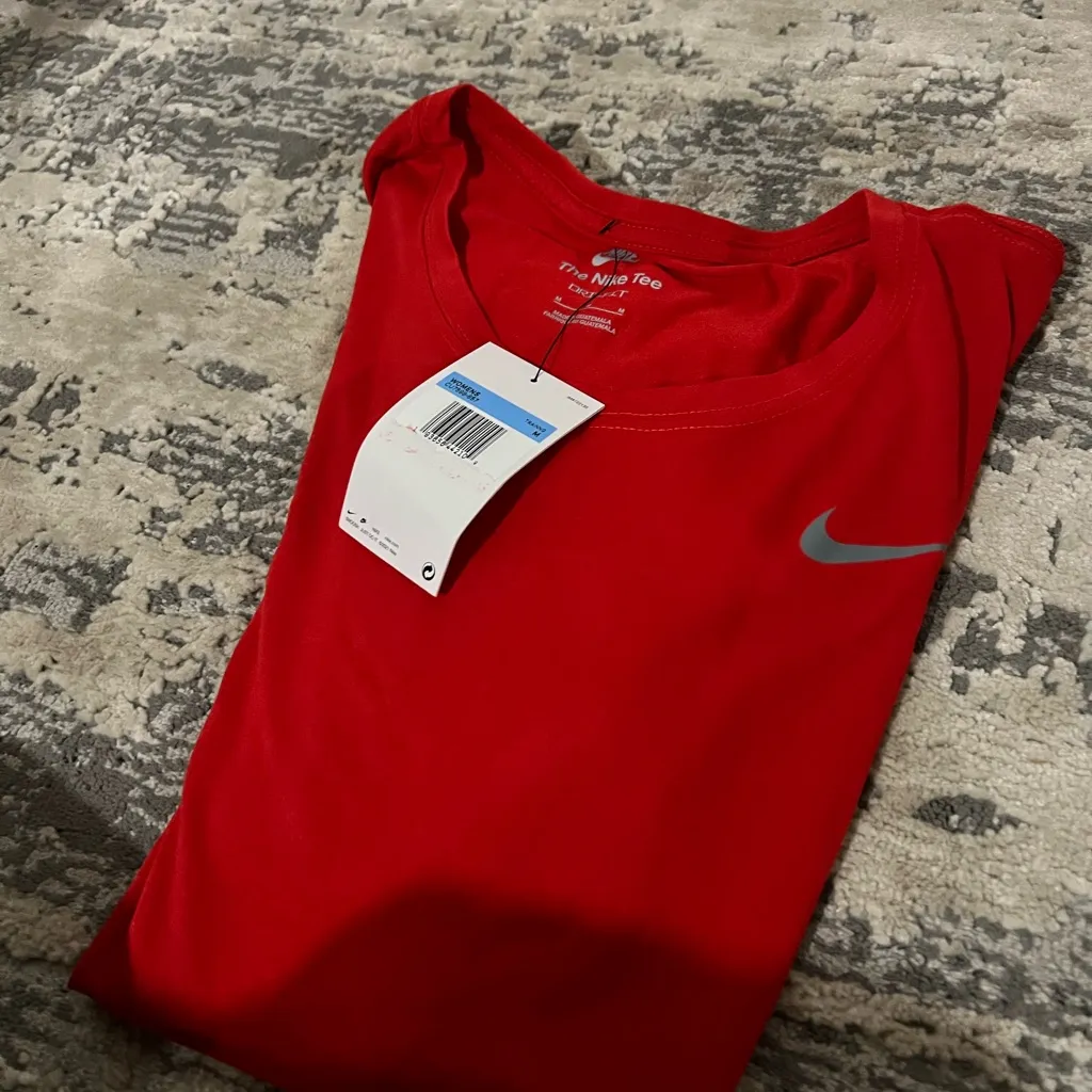 NWT Nike Red Legend Short Sleeve Training T-Shirt Size Medium - Image 3