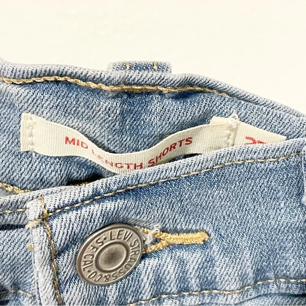 Levis Size 27 Medium Wash Mid Length Denim Jean Shorts Cuffed - Image 2