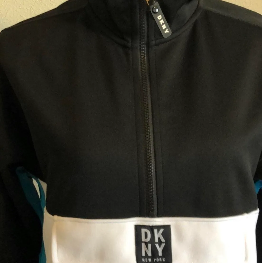 NWT  1/4 Zip Pullover W/front Pocket Size M - Image 3