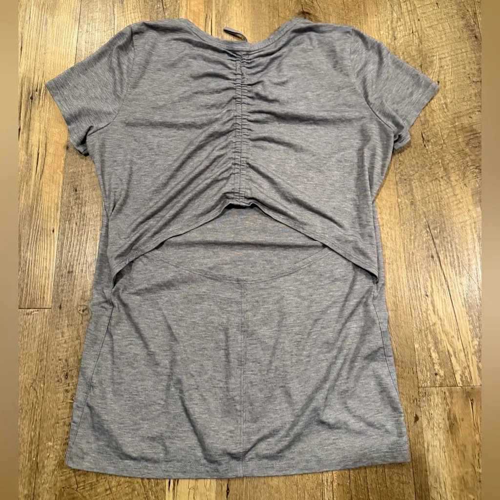 Athleta Encore Tee in Flagstone Heather Gray Size XS Cutout Back - Image 4