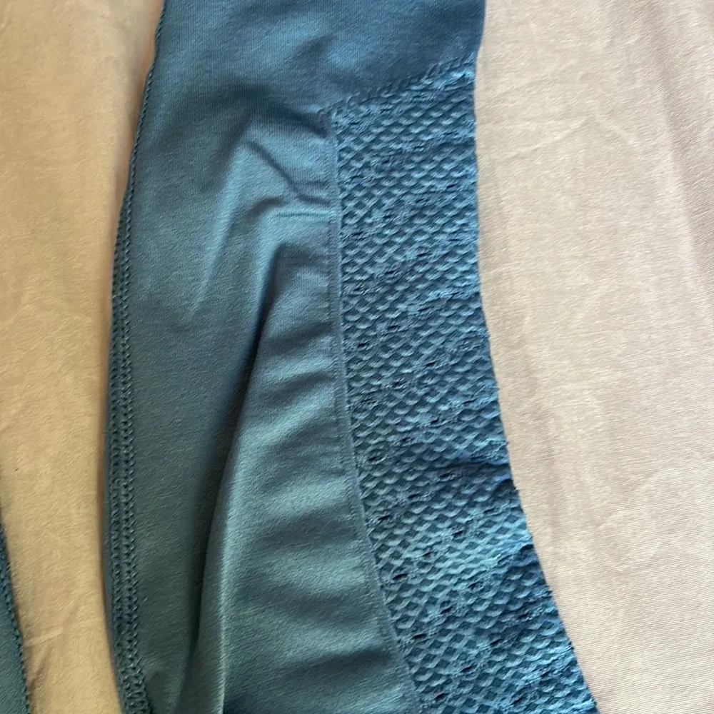 Women's Fabletics Teal Weave Cut High Rise Athleisure Leggings Size XS EUC #1943 - Image 3
