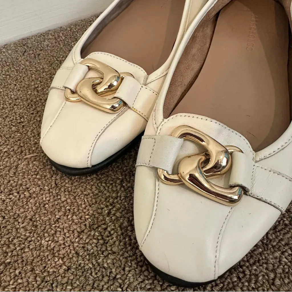 Aerosoles White Loafer Flats with Gold Chain Accent Size 9 Women's - Image 3