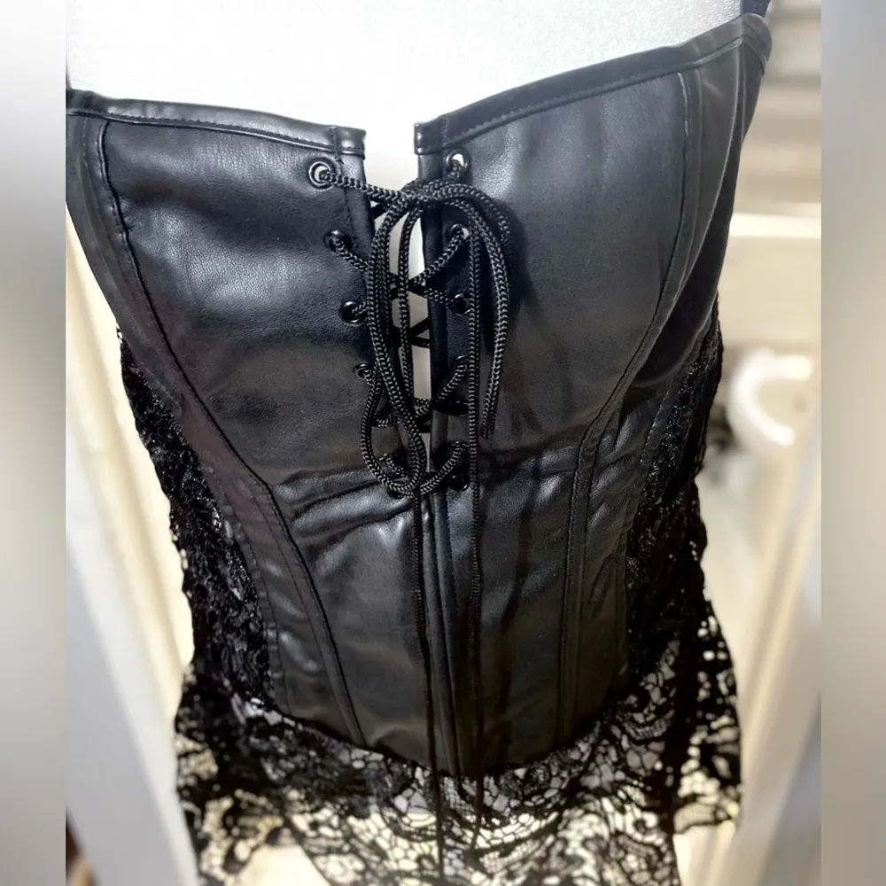 NWOT Faux Leather Black Corset w/ Lace at the Bottom & Shoulder Straps Size:2XL Size 2X - Image 2