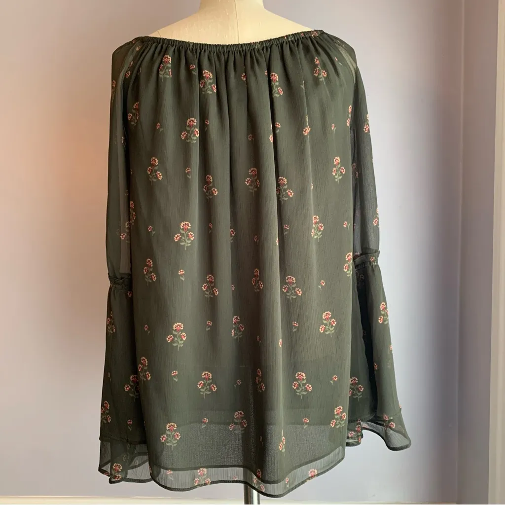 White House Black Market green floral off the shoulder bell sleeve blouse XS - Image 5