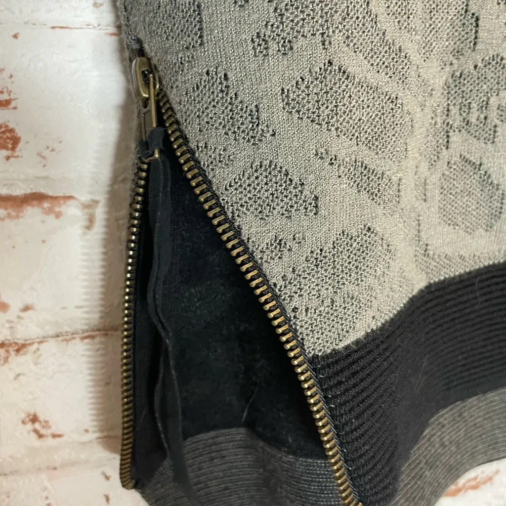 Nicole Miller Elegant Crewneck Sweater with Intricate Pattern Gray - Image 4